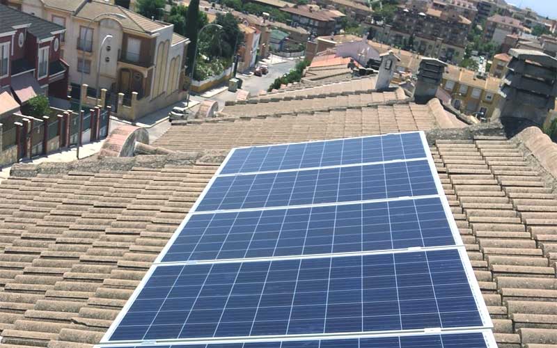 Instalación de energía solar fotovoltaica en C/ Magnolia, Linares (Jaén) realizada por aficlima