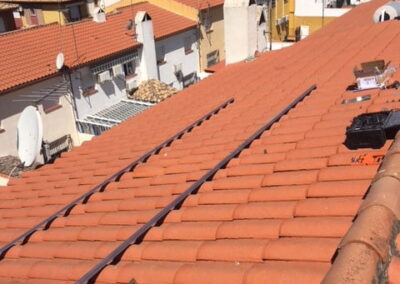 Detalles de la instalación de placa solar en el tejado