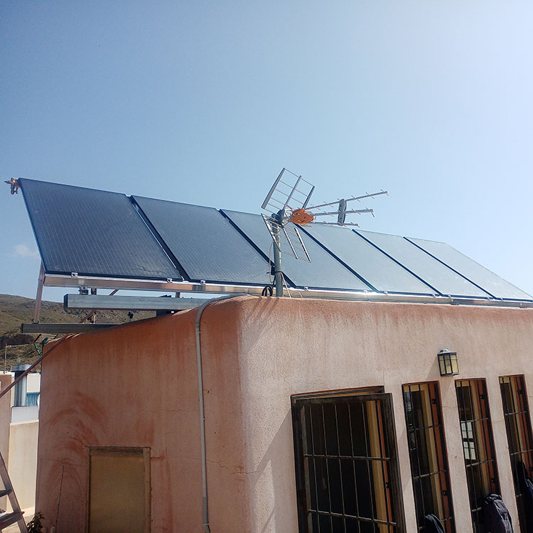 Instalación de placas solares híbridas en Níjar