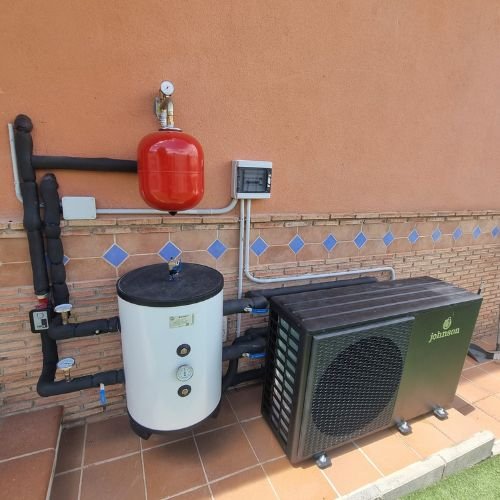 Precio aerotermia Granada - unidad exterior Johnson AURUM160VMT instalada en Dílar por Naturclima